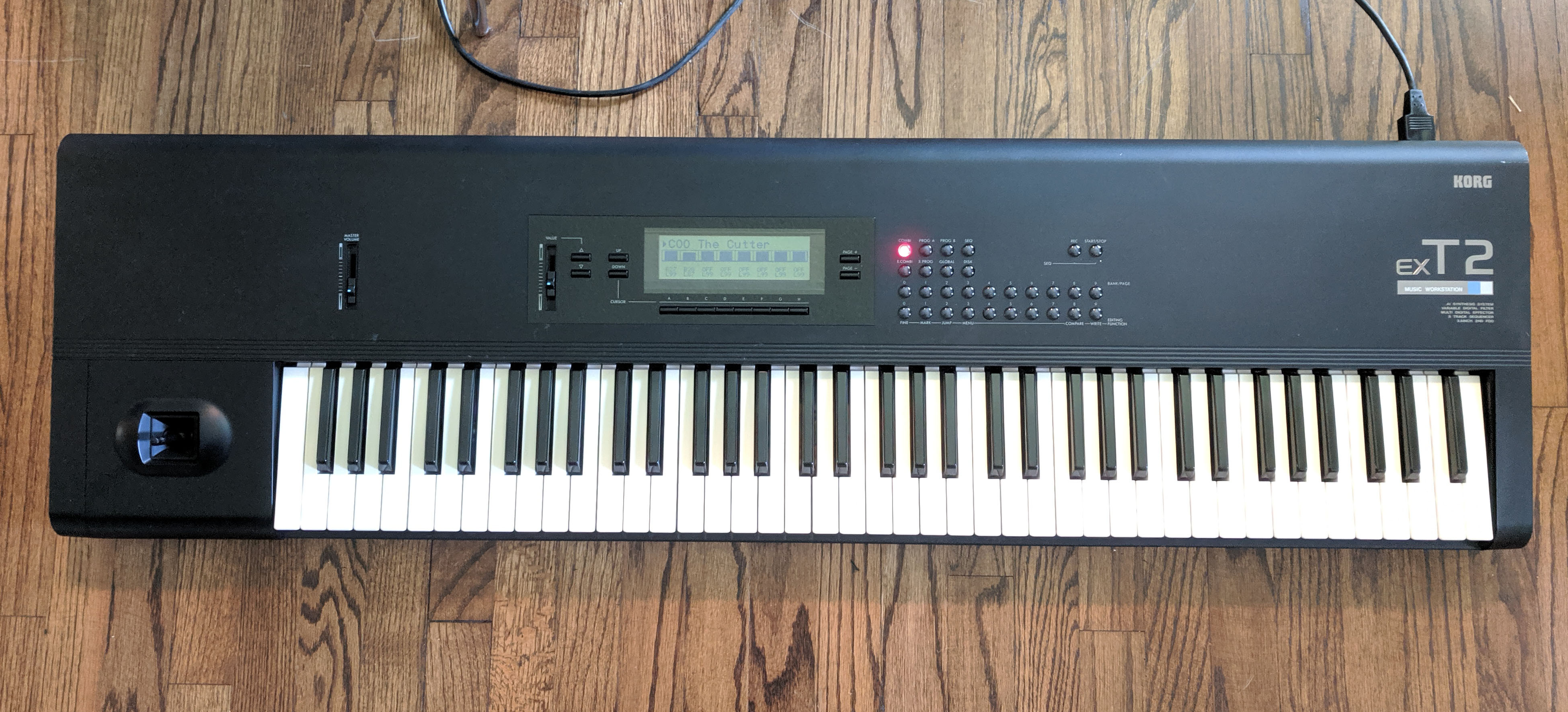 特別オファー KORG シンセサイザー T2EX 鍵盤楽器